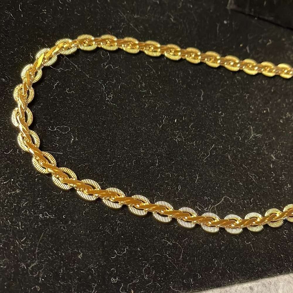 Avon -1990- Vintage Gold tone Opulent Chain Necklace - Picture 2 of 5